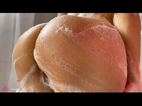 ❤️ Brunette o ipholla litho tsa botona kapa botšehali ho li khotsofatsa Pussy e nang le Vibrator ho ea ho Intense Orgasm in Shower ❤ ﹏